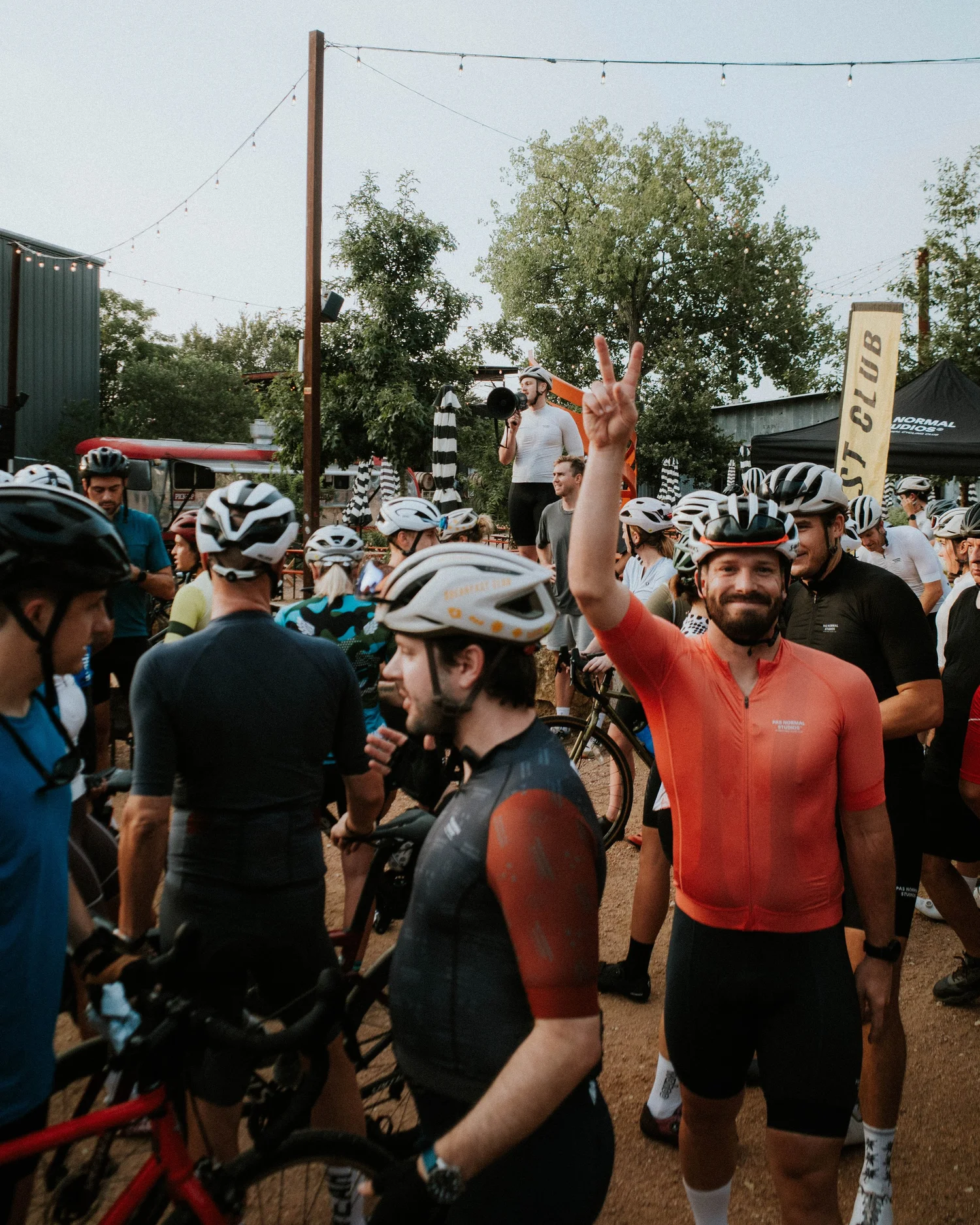 Ciclistas reunidos antes de la salida